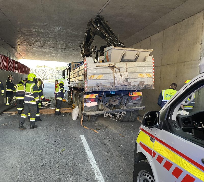 LKW steckt in Eisenbahnunterführung (Bild 2)